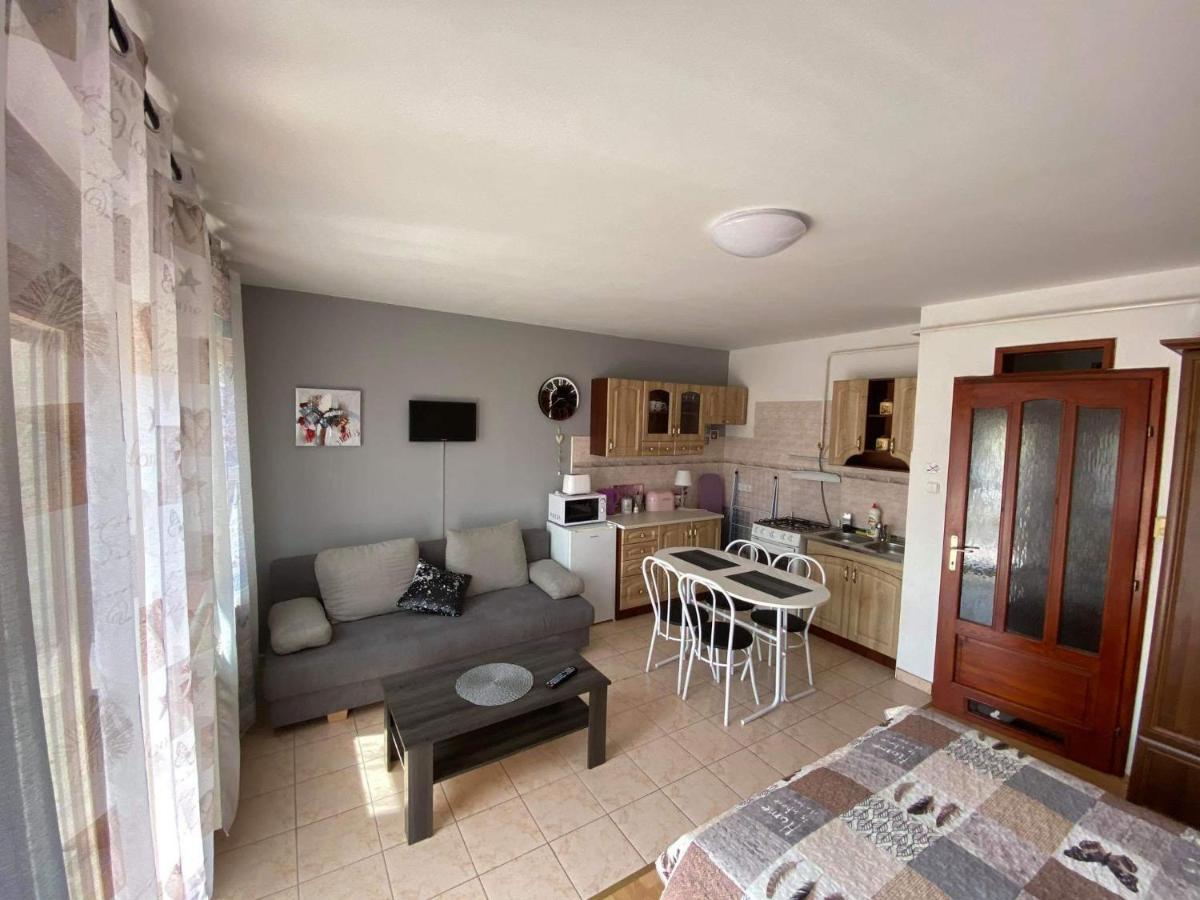 Hellasz Apartman ギュラ エクステリア 写真
