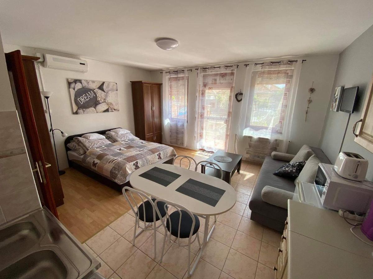 Hellasz Apartman ギュラ エクステリア 写真