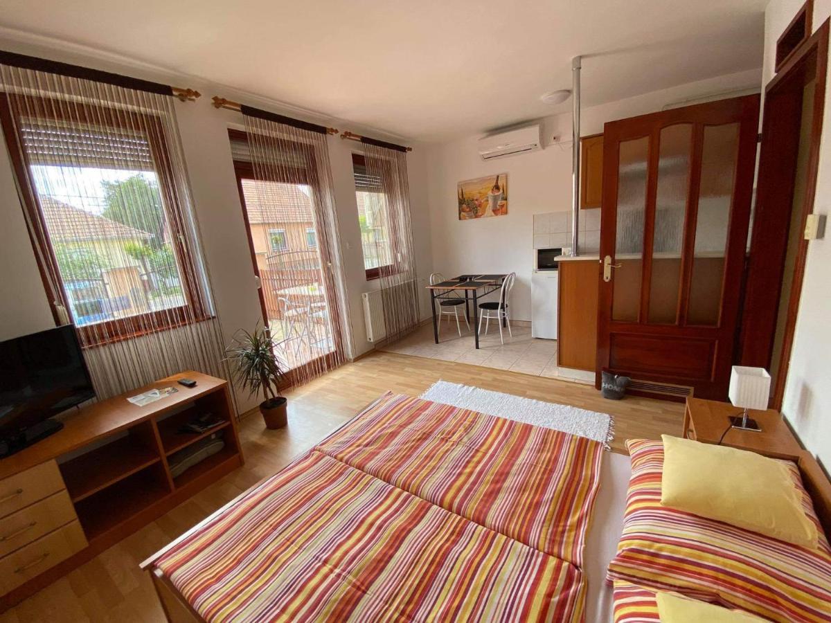 Hellasz Apartman ギュラ エクステリア 写真
