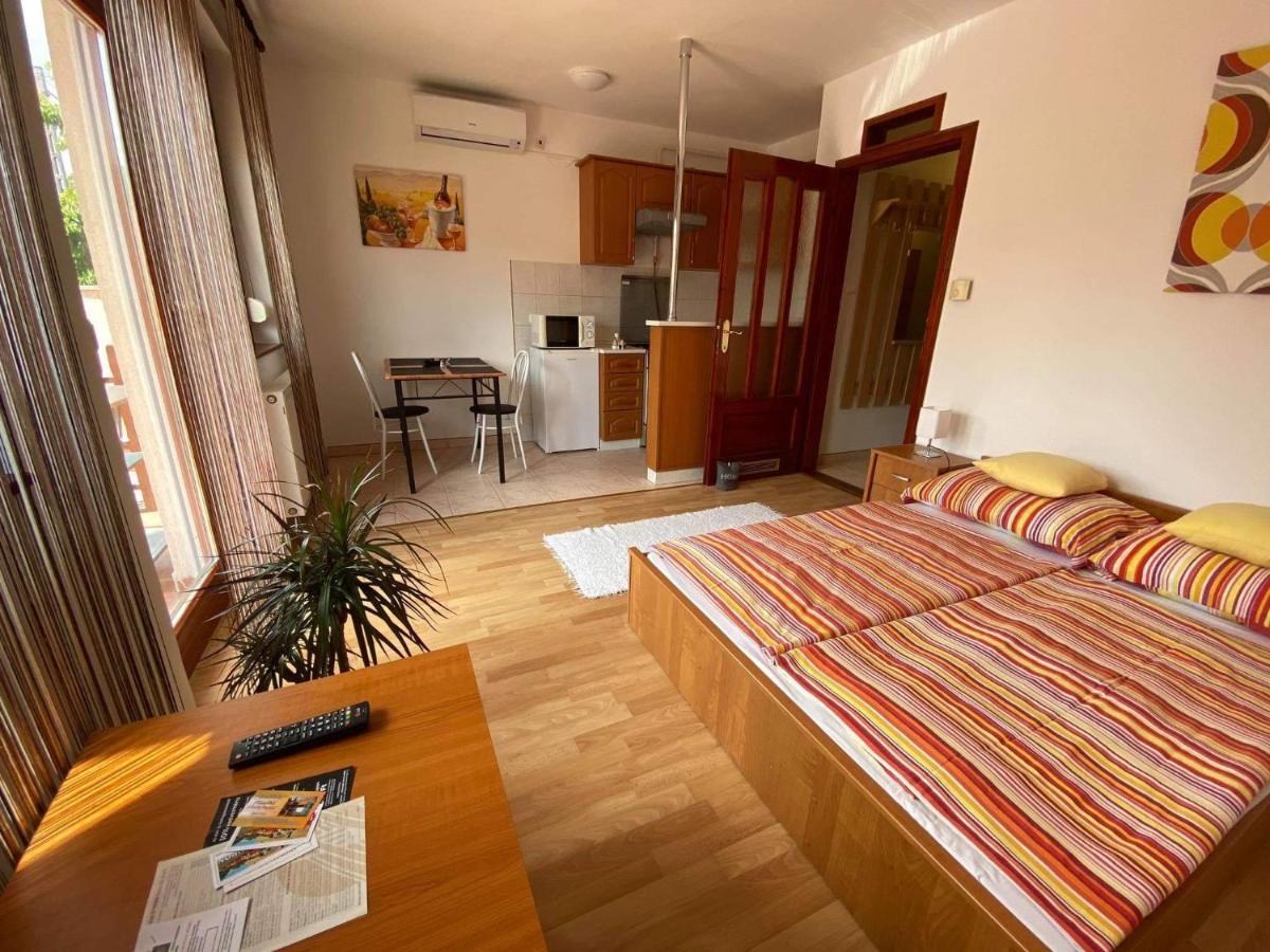 Hellasz Apartman ギュラ エクステリア 写真