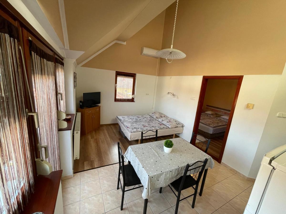 Hellasz Apartman ギュラ エクステリア 写真