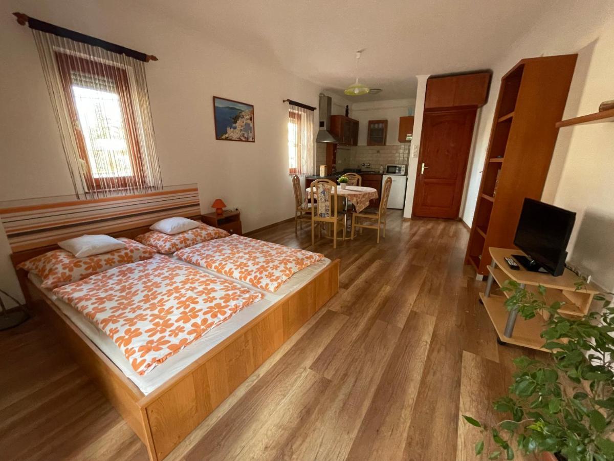 Hellasz Apartman ギュラ エクステリア 写真
