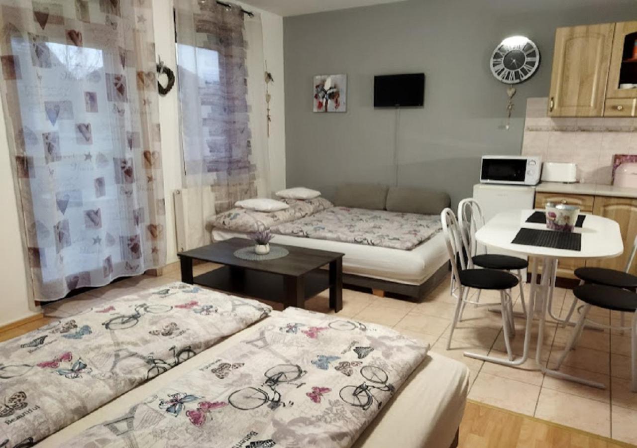 Hellasz Apartman ギュラ エクステリア 写真